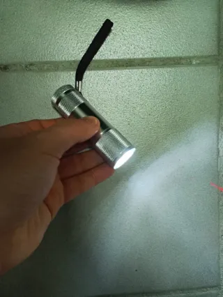 Linterna LED pequeña plateada