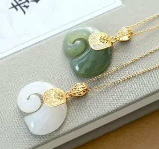 Colgante de Jade con cadena dorada