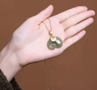 Colgante de Jade con cadena dorada