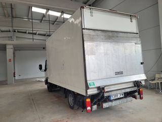 Nissan Cabstar con plataforma elevadora