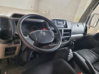 Nissan Cabstar con plataforma elevadora