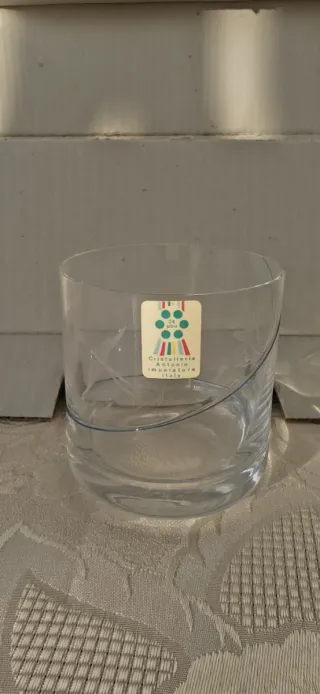 Vendo per cessazione attività set da 6 bicchieri d