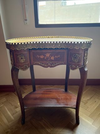 Mesa auxiliar vintage con bandeja dorada