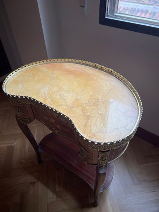 Mesa auxiliar vintage con bandeja dorada