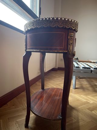 Mesa auxiliar vintage con bandeja dorada