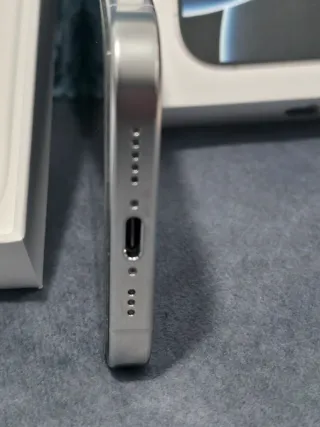 iPhone 16 Pro 256GB Titanio Bianco e custodie