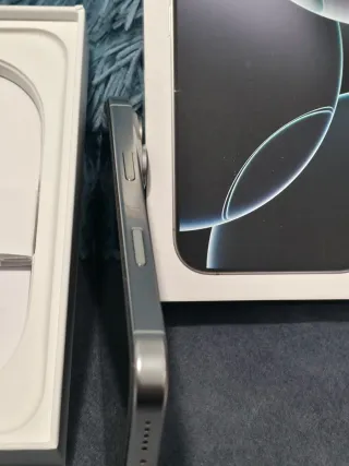 iPhone 16 Pro 256GB Titanio Bianco e custodie