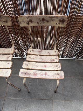 Sillas de metal y madera