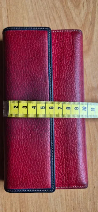 Cartera de piel roja con pespuntes