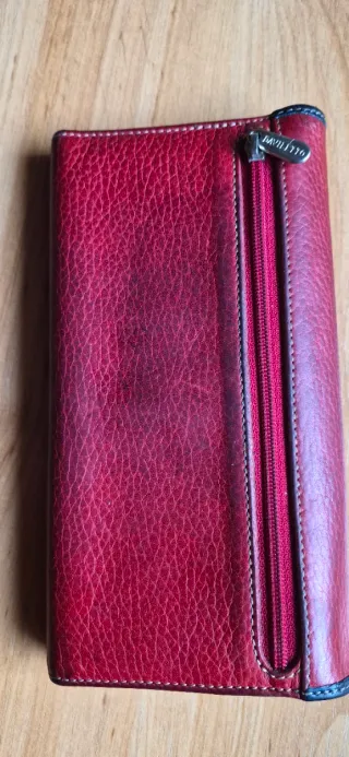 Cartera de piel roja con pespuntes