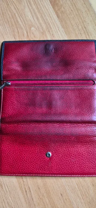 Cartera de piel roja con pespuntes