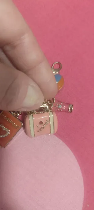 Pulsera dorada con charms de viaje sin estrenar