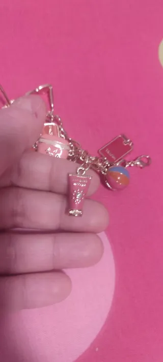 Pulsera dorada con charms de viaje sin estrenar