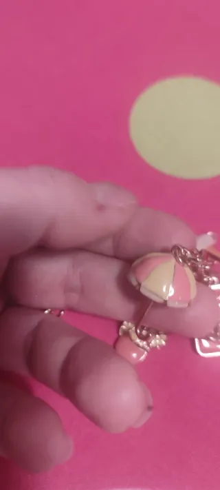 Pulsera dorada con charms de viaje sin estrenar