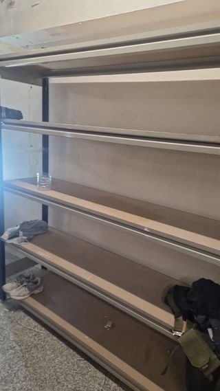 Estanterías de metal y madera