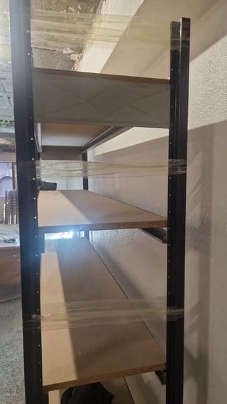 Estanterías de metal y madera