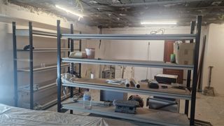 Estanterías de metal y madera