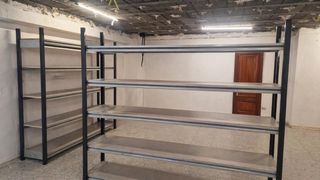 Estanterías de metal y madera