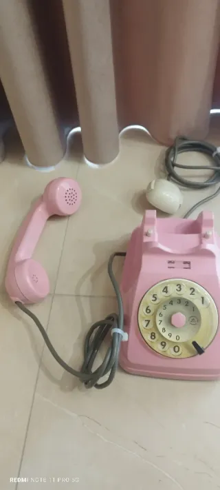 Telefono rosa vintage con disco