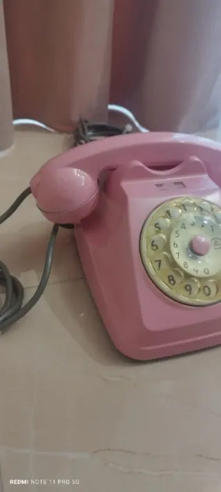 Telefono rosa vintage con disco