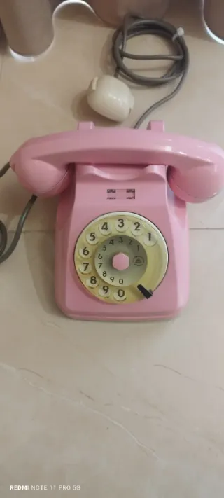 Telefono rosa vintage con disco