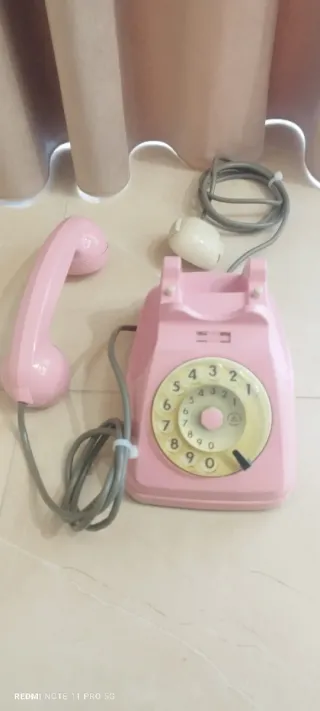 Telefono rosa vintage con disco