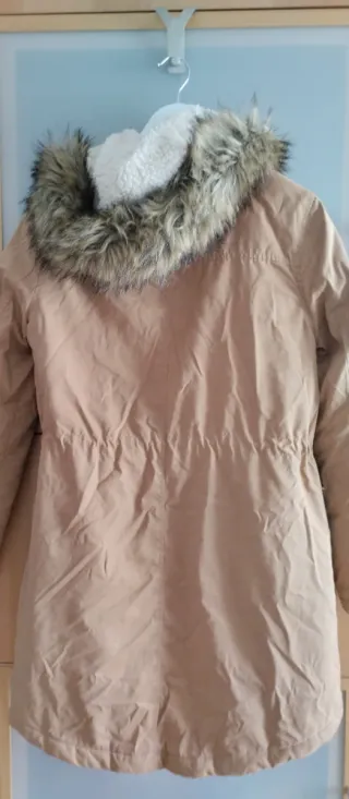 Chaqueta beige con capucha y pelo