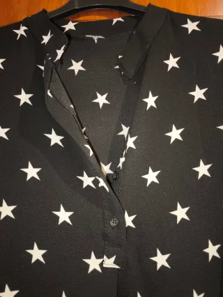 Blusa negra con estrellas blancas