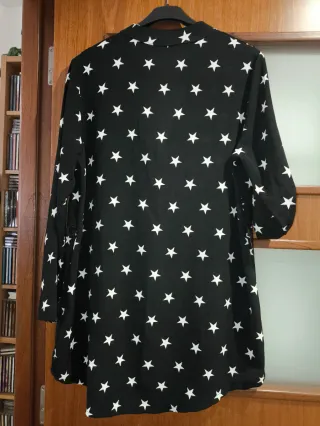 Blusa negra con estrellas blancas