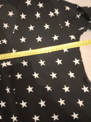 Blusa negra con estrellas blancas