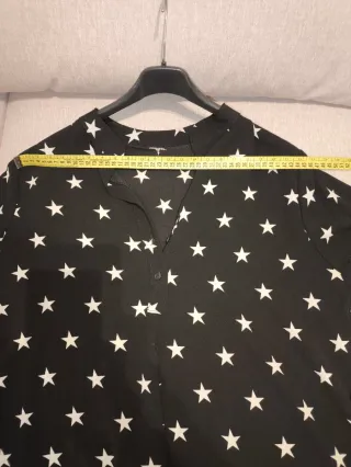 Blusa negra con estrellas blancas