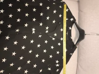 Blusa negra con estrellas blancas