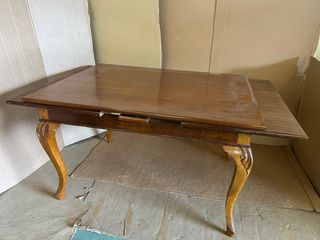 Mesa de comedor antigua de madera