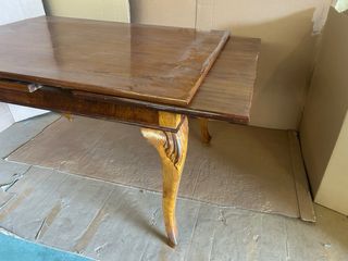 Mesa de comedor antigua de madera