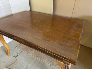 Mesa de comedor antigua de madera