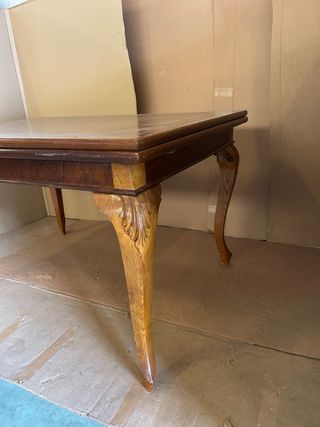 Mesa de comedor antigua de madera