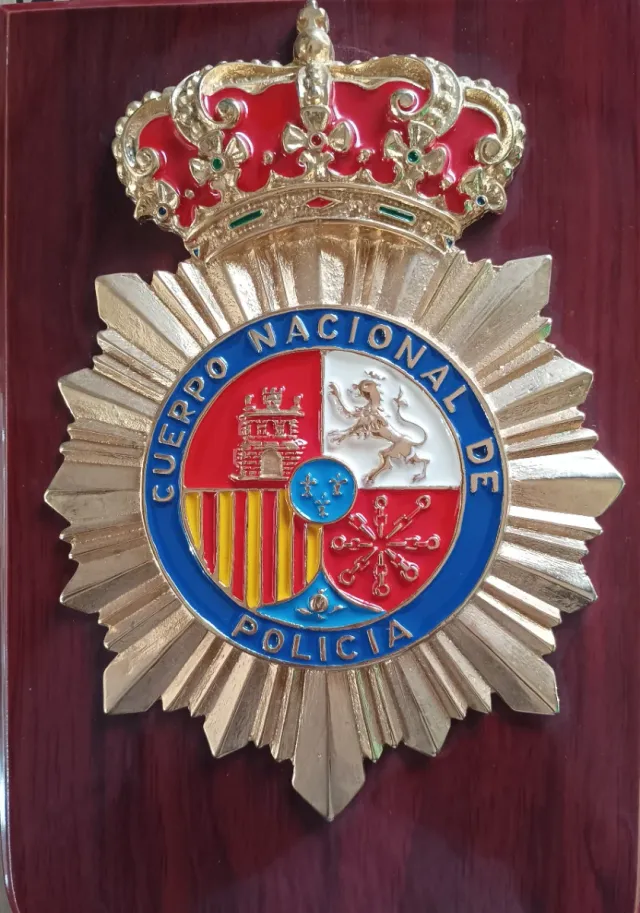 Escudo PLATEADO Policía Metal 9x6, cms