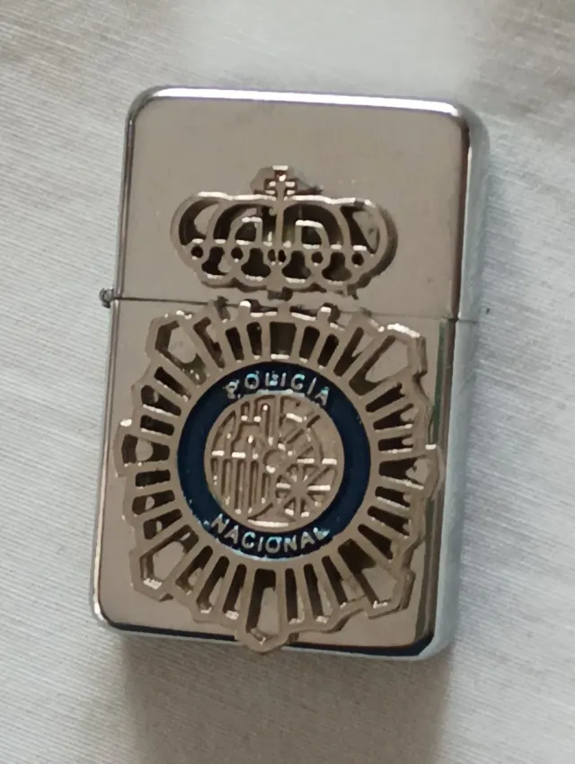 Escudo PLATEADO Policía Metal 9x6, cms