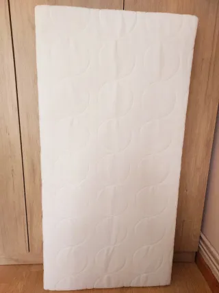 Cuna blanca con colchón y accesorios