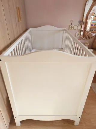 Cuna blanca con colchón y accesorios