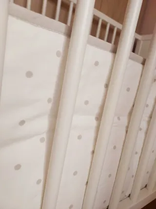 Cuna blanca con colchón y accesorios