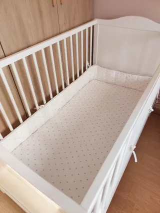Cuna blanca con colchón y accesorios