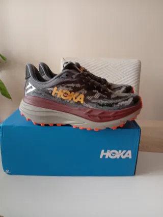 Zapatillas Hoka grises y naranjas