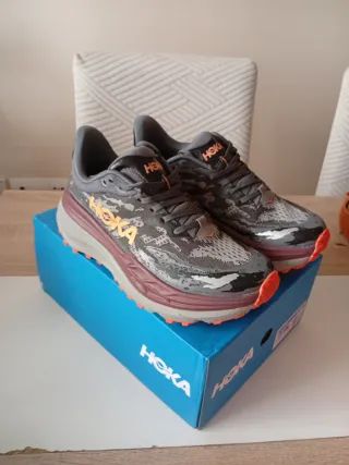 Zapatillas Hoka grises y naranjas