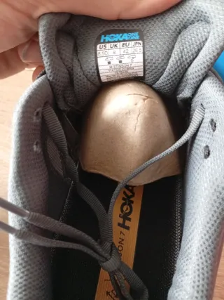 Zapatillas Hoka grises y naranjas