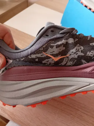 Zapatillas Hoka grises y naranjas