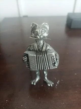 Figura gato con acordeón