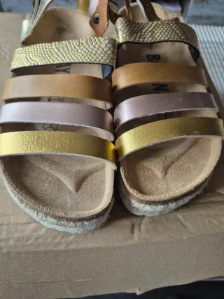 Sandalias mujer doradas y multicolor