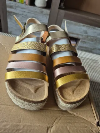 Sandalias mujer doradas y multicolor