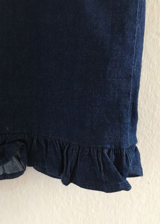 Falda vaquera azul ajustada con volantes